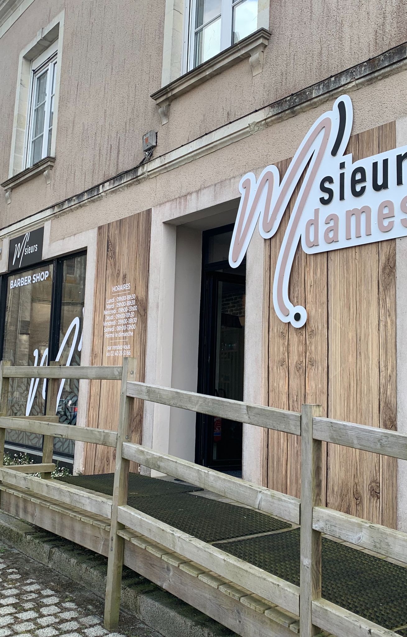 Façade et salon M'Sieurs M'Dames