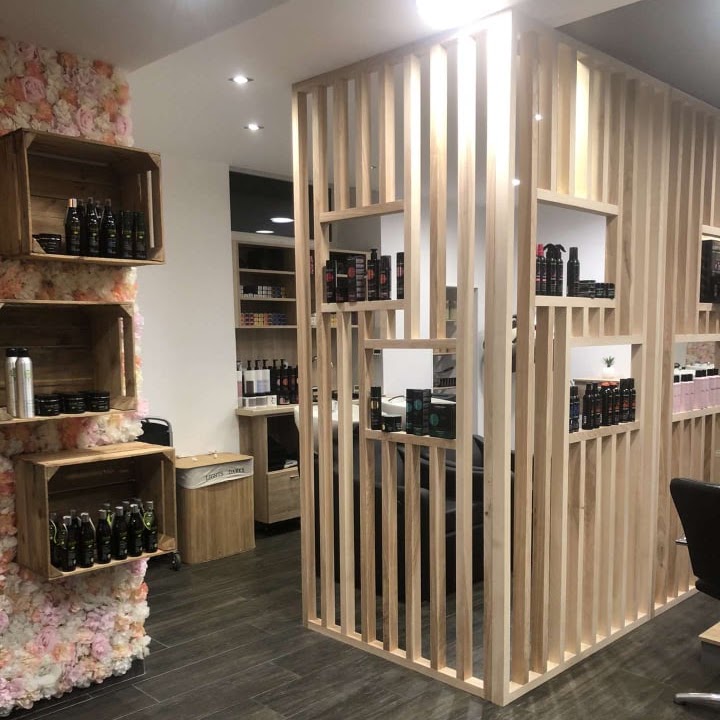 Espace shampooing derrière la verrière en bois